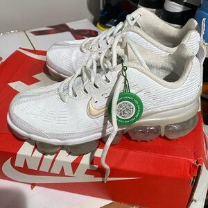 Used Nike Vapor Max 760 iridescent sneaks. In good shape, size 6